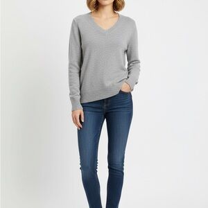 🌟🌟Banana Republic Women's Classic Gray V-Neck Sweater with Fine Italian Yarn